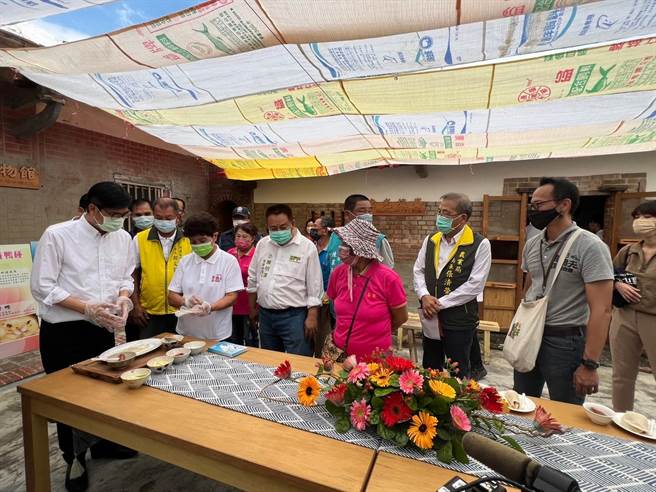 高雄市长陈其迈访视阿莲区崙港社区，表示即使是阿莲偏乡的一个农村里面，大家其实可以看到这种非常活泼，台湾的这个高雄文创的力量。(林雅惠摄)