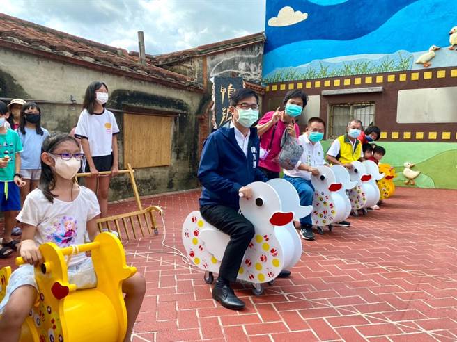 高雄市长陈其迈访视阿莲区崙港社区，表示即使是阿莲偏乡的一个农村里面，大家其实可以看到这种非常活泼，台湾的这个高雄文创的力量。(林雅惠摄)