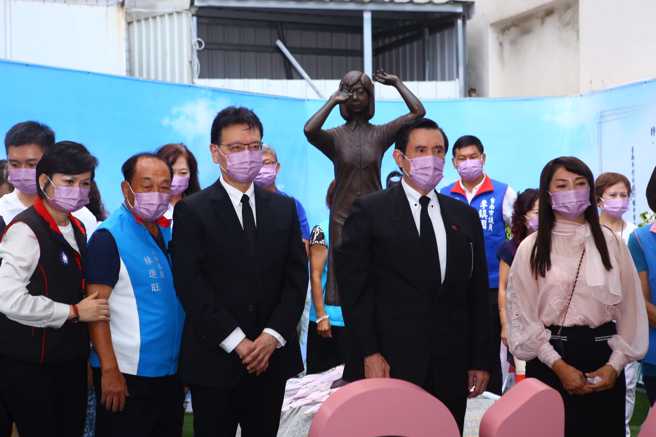 前总统马英九(右2)与赵少康(左3)齐聚台南慰安妇受难者铜像前，向日本政府讨公道。（图／取自赵少康脸书）