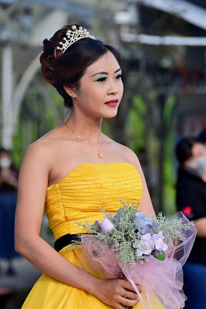 嫁來台東19年的柬埔寨人妻美女蔡婷娜穿婚紗走秀，終於圓夢。（莊哲權攝）