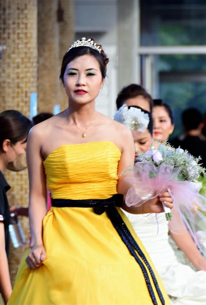 嫁來台東19年的柬埔寨人妻美女蔡婷娜穿婚紗走秀，終於圓夢。（莊哲權攝）