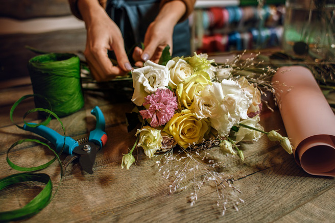 客人订购花束要求花上洒红色顏料，并放上讣闻，该客人称她的妹妹为情想不开，希望花店帮忙配送诅咒花束，店家事后考量有争议，决定婉拒订单退费。（示意图，达志影像/shutterstock）