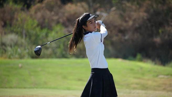 林奕嵐受爸爸影響也喜歡打高爾夫球。（周子娛樂提供）