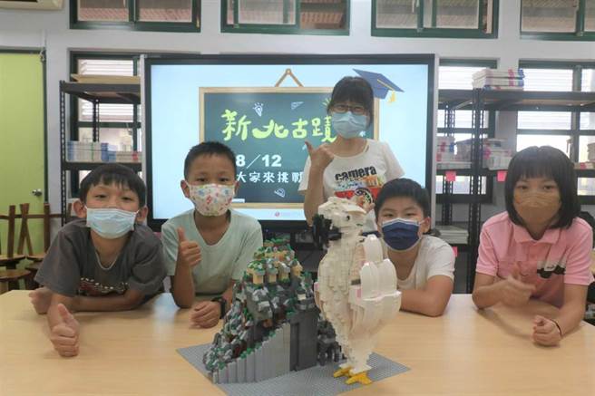 新北市文化局近期推广「校园疯文资」活动，与莺歌国小合作推广文化景观「莺歌石」，邀请乐高达人教导学生，发挥创意巧思，利用乐高模型结合特殊地景及艺文特色，展现莺歌石、鹦哥和陶瓷等多重意象。（新北市文化局提供）