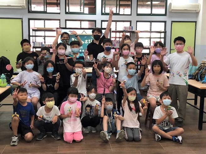 新北市文化局近期推广「校园疯文资」活动，与莺歌国小合作推广文化景观「莺歌石」，邀请乐高达人教导学生，发挥创意巧思，利用乐高模型结合特殊地景及艺文特色，展现莺歌石、鹦哥和陶瓷等多重意象。（新北市文化局提供）