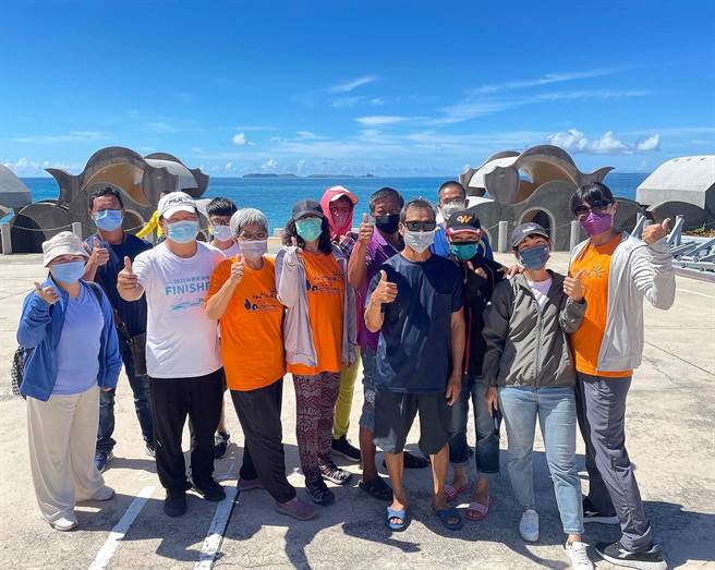 阮厝网埯工作坊与沿菊高世泽团队，经过几个月的企划举办「岛读望安」活动，让游客搭船来到这座神秘寧静的岛屿，造访花宅古厝等人文景观。（高世泽提供）