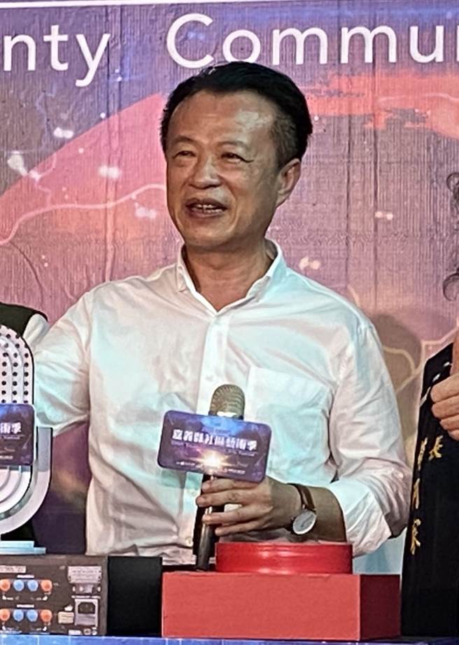 嘉义县长翁章梁行销嘉义县艺文活动。（廖素慧摄）