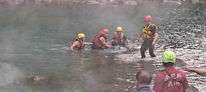 南投县消防人员在搜救3小时候，找到失踪溺水的男子。（南投县消防局提供）