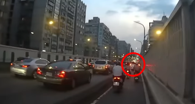 麦帅一桥不时发生汽车误闯机车道后倒回的事件，但日前1辆休旅车误上机车道后竟直接一路直行上桥，而一旁汽车道却车多壅塞，休旅车一路顺畅。（翻摄自脸书「SUPERMOTO8超级摩托帮」）