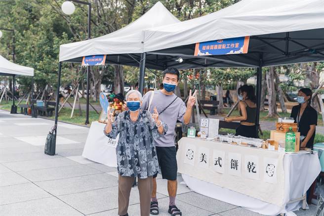 張姓阿嬤（左）14日跟孫子（右）一起到孔廟廣場，聽東風音樂祭。（新竹市政府提供／王惠慧新竹傳真）