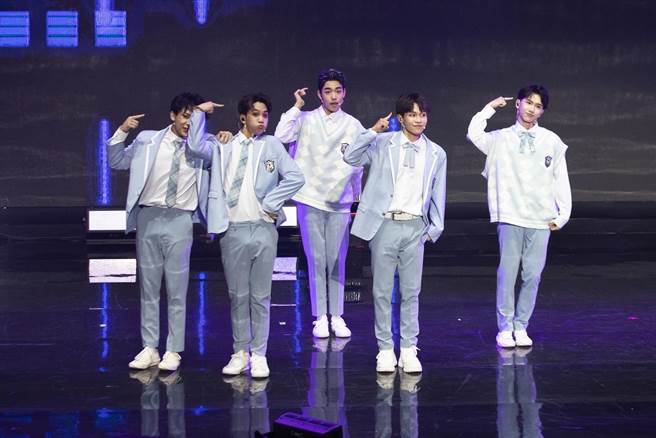 原子少年「水星」表演〈Ice Cube〉，引起粉丝尖叫