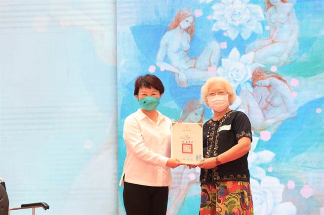 台中市长卢秀燕（左）当场颁发艺术家感谢状，肯定参展艺术家对台中市艺文发展的贡献。（台中市政府提供／张妍溱台中传真）