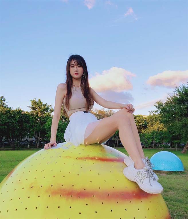 徐小花拍摄新歌〈猎户座〉MV诉说敬爱之人的逝去，穿梭两界，将所爱之人的灵魂带往猎户座。（山楂果影像提供）