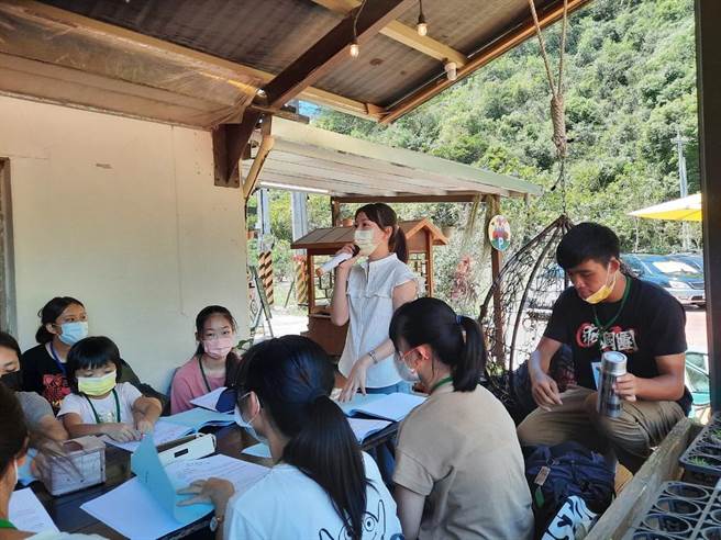 兰阳青年文艺营由40位对文学有兴趣的宜兰学子报名组成的，始于8月12日至14日共3天营队的行程规画，以宜兰市中山国小作为课程教室，跨足至望龙埤生态步道、兰阳绿野生态农场及宜兰市旧城风光。（宜兰县救国团提供／吴佩蓉宜兰传真）