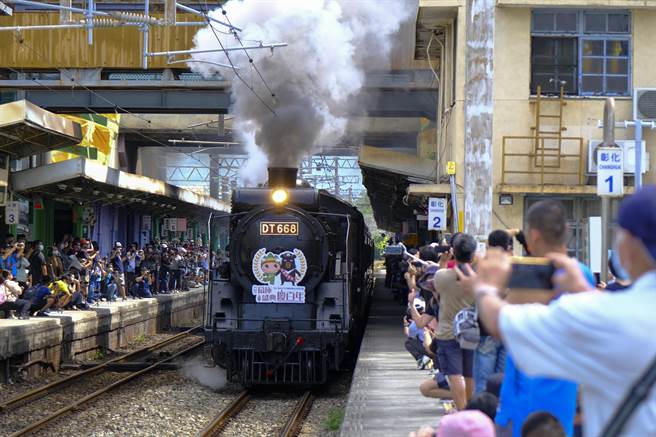DT668蒸汽火车头13日牵引6节自强号车厢展开彰化至二水的旅程，大批铁道迷涌入彰化车站月台争睹风采。（黄子明摄）