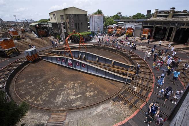 彰化扇形车库调车转盘是整个车库中心，也是最明显设施。（黄子明摄）