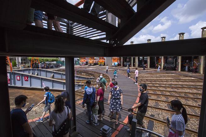 彰化扇形车库调车转盘是整个车库中心，也是最明显设施。（黄子明摄）