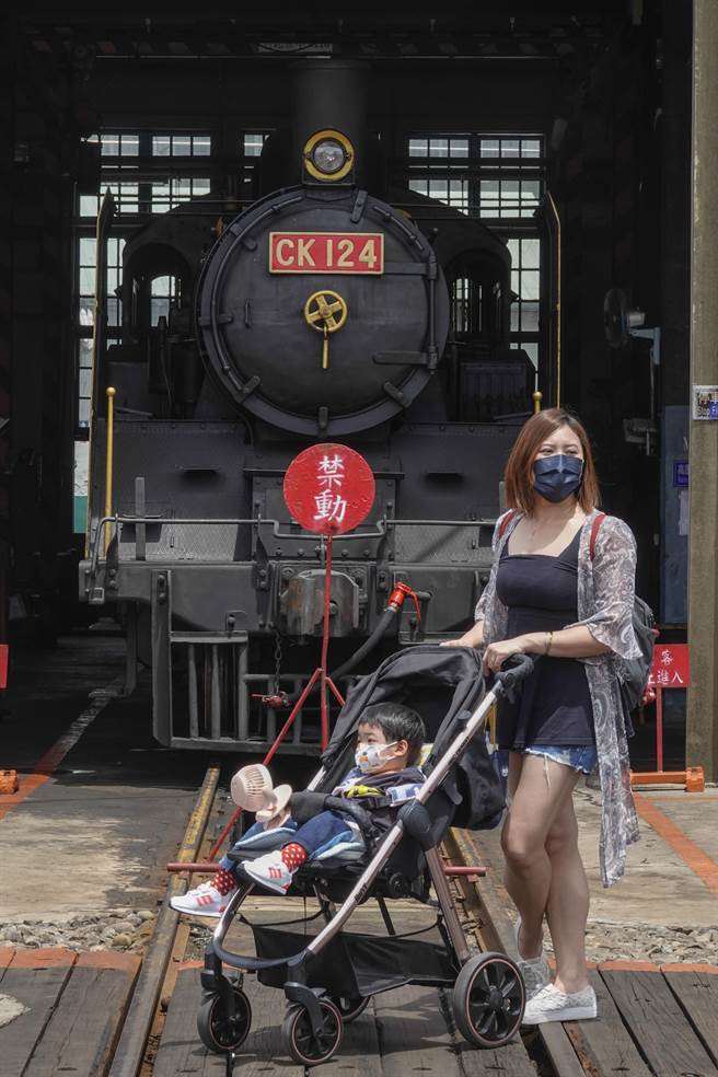 被列为国定古蹟的彰化扇形车库今年启用满百年，摆放车库内的CK124、DT668蒸汽火车头最受民眾青睐。（黄子明摄）