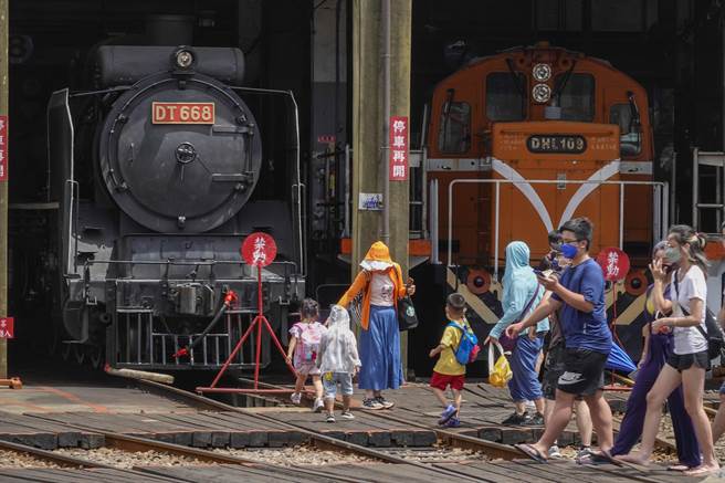 被列为国定古蹟的彰化扇形车库今年启用满百年，车库内摆放各式火车头。（黄子明摄）