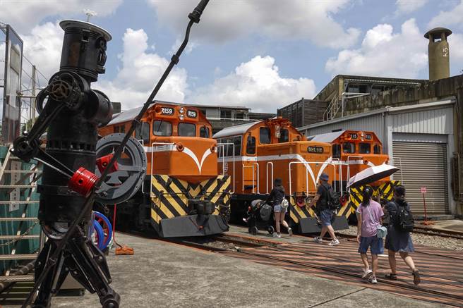 化扇形车库内除陈列各式机车头，也有台铁员工的铁道艺术创作。（黄子明摄）