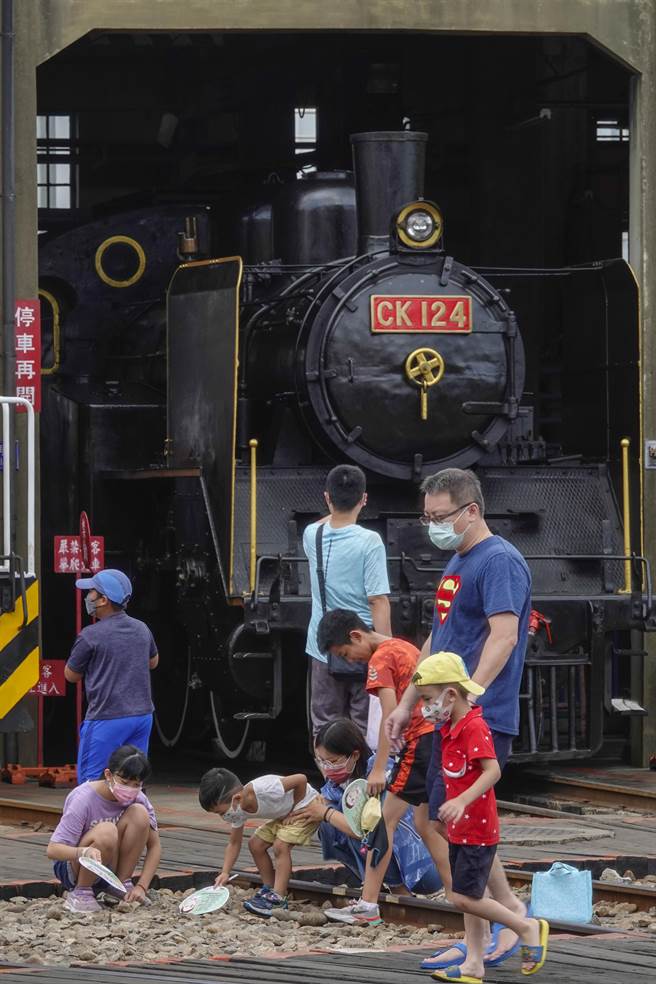 被列为国定古蹟的彰化扇形车库今年启用满百年，摆放车库内的CK124、DT668蒸汽火车头最受民眾青睐。（黄子明摄）