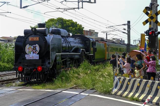 DT668「国王号」蒸汽火车头行驶彰化至二水的铁道上，不少民眾挤在二水车站前最后一个平交道观看。（黄子明摄）