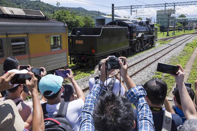 蒸汽火车迷守候在二水车站月台，争睹DT668「国王号」蒸汽火车头，大家都拿出手机、拍照留念相机。（黄子明摄）