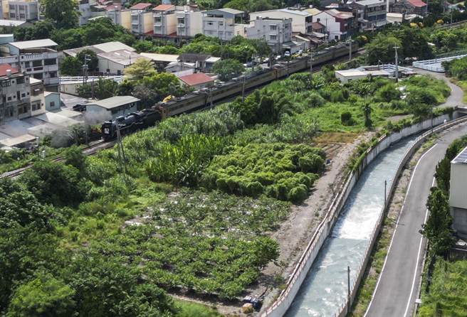 DT668「国王号」蒸汽火车头再度行驶彰化至二水的铁道上，在靠近二水车站的轨道上与八堡圳水道并行。（黄子明摄）