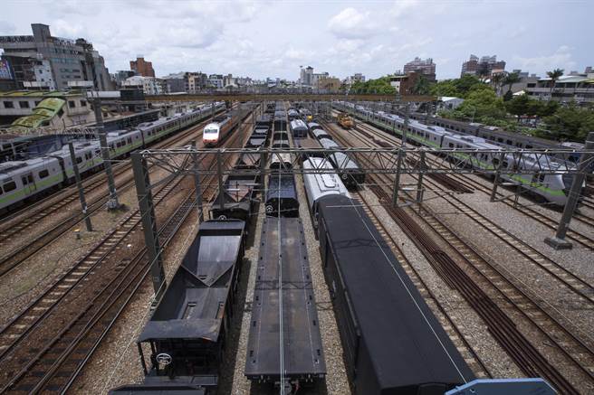 紧邻在扇形车库的彰化车站将改建，该车站目前拥有轨道数为全台车站之最。（黄子明摄）