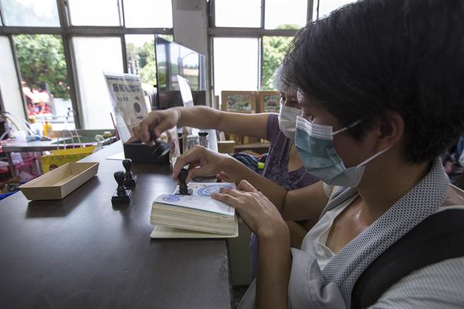 彰化扇形车库内纪念品贩售中心除了有各式纪念品及车库模型，也提供纪念章供游客盖戳纪念。（黄子明摄）