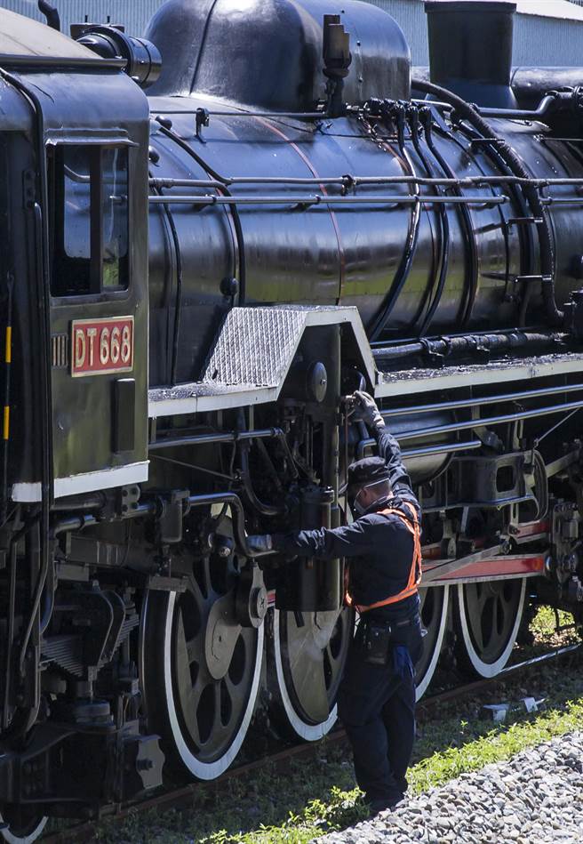 DT668蒸汽火车头牵引6节自强号车厢展开彰化至二水的旅程，司机员在列车抵达二水车站后下车检查车况。（黄子明摄）