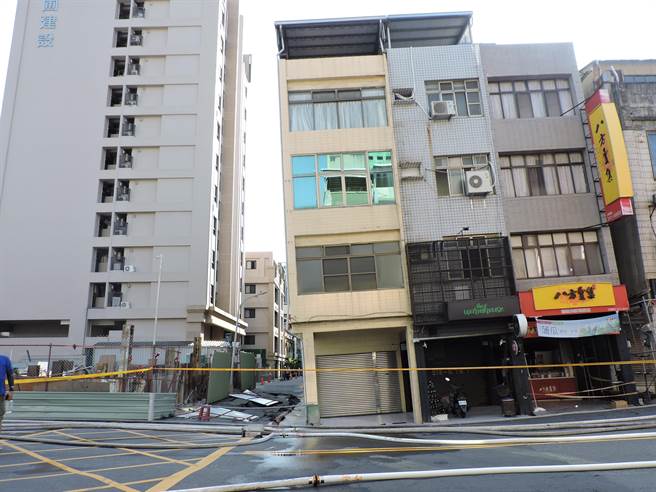 3户相邻的透天厝严重倾斜。（洪靖宜摄）