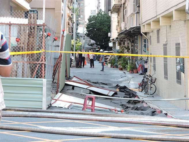 高雄市前金区一处工地14日下午再度塌陷，现场路面严重塌陷。（洪靖宜摄）