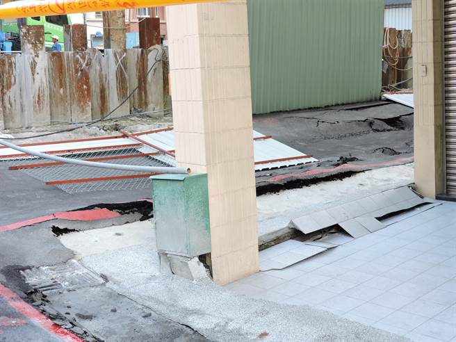 骑楼磁砖都已掀起。（洪靖宜摄）