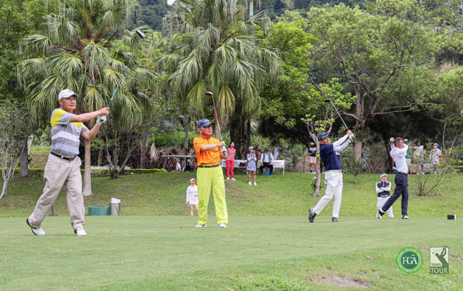 开球仪式中老爷球场代表东准光电董事长蔡世铭（左起）、肇喜登峰巡迴赛总冠名赞助翁肇喜董事长、绿林兴业董事长董事长林果儿及TPGA理事长陈荣兴合影。（TPGA提供）