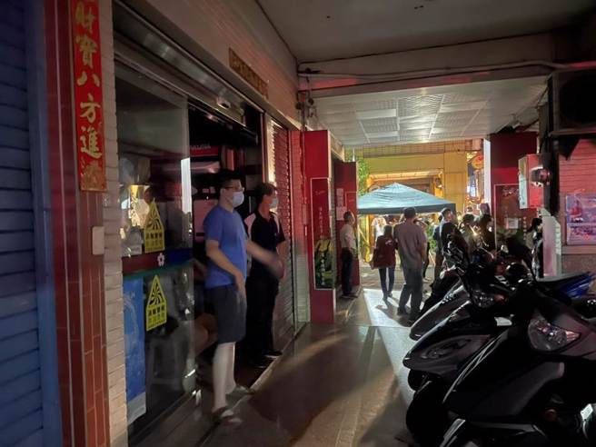 今晚台电也证实，有86户停电（自强一路与自强一路38巷），依现场指挥官要求基于安全考量停电，目前抢修依现场指挥官调度配合办理。（洪靖宜摄）