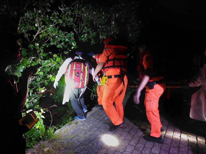 桃园市新屋绿色走廊13日深夜有3名宫庙人员在普渡法会的过程中不慎溺水死亡。（桃园市消防局提供／陈梦茹桃园传真）