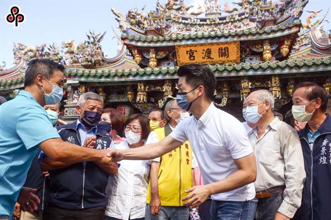 国民党台北市长参选人蒋万安（右）14日到关渡宫参拜，受到民眾热烈支持，并沿路高喊冻蒜。蒋万安表示，好好跟地方里长们、和基层的民眾好好地倾听、争取支持；就是纳入各方支持力量，有共同目标，大步向前，为台北市擘画更好的愿景。（邓博仁摄）