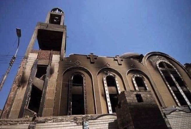 埃及阿布席芬教堂電線走火而火災，但更嚴重的傷亡是人群在逃生時的踩踏。(圖/Twitter)