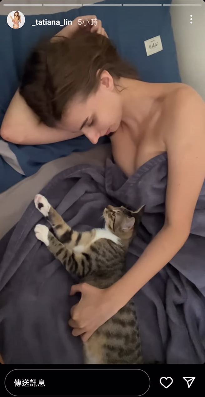 佳娜在床上逗貓，身上疑似沒穿衣。（圖／_tatiana_lin Instagram）