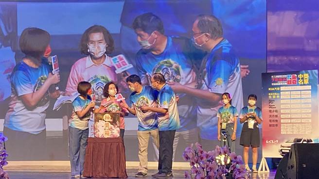 今于闭幕典礼中公开抽出「酷乐童玩-好康抽大奖」得奖名单，丰富奖项总价超过百万元。（吴佩蓉摄）