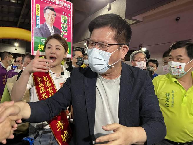 林佳龙今日晚间出席板桥云林同乡会会员大会，受访时强调「市政归市政，辩论归辩论」，要侯不要再迴避。（李奇叡摄）