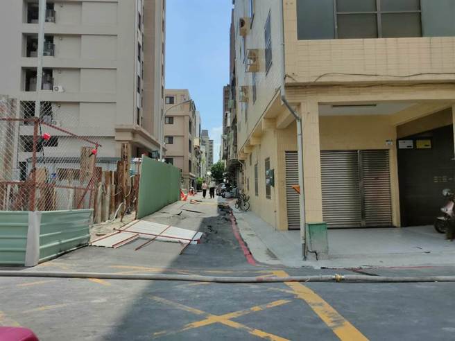 前金区自强一路83巷口又发生路面塌陷事件。（翻摄照片／高雄洪靖宜传真）