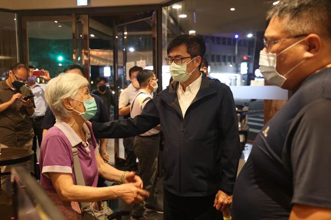 经三大工会判定判定后，现场共有7栋危楼，受灾居民为20人，经过跨局处的协调，都已经妥适安置，先暂时将20位居民安置在旅馆，而市长陈其迈也亲自到旅馆慰问受灾居民。 (高市府提供／杨舒婷高雄传真）