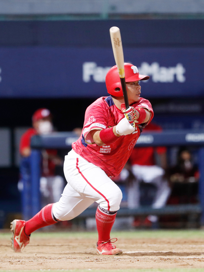 刘时豪转战味全龙队后首度获选单场MVP。（陈怡诚摄）