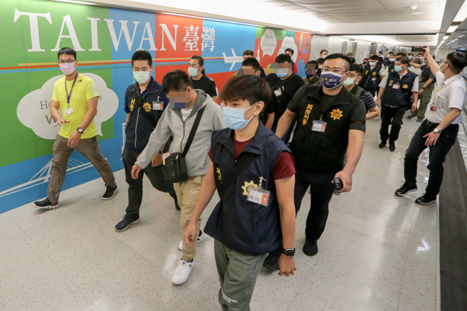 9名被害人（6男3女）經泰國政府與我國代表處啟動國人急難救助及人口販運被害人保護機制，9人在今晚晚間10時抵達桃園國際機場。（陳麒全攝）