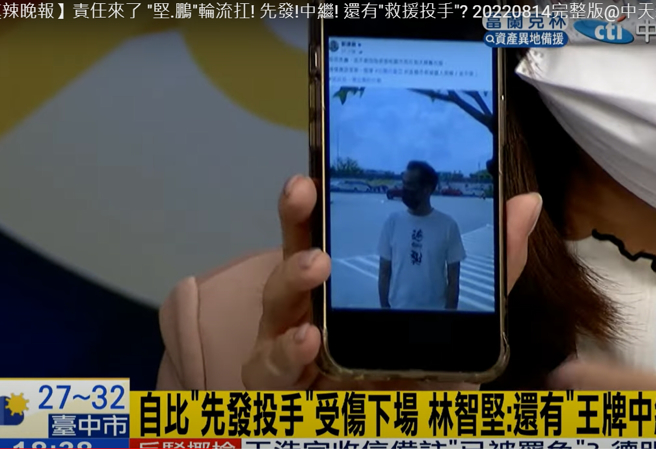 柳采葳秀出鄭運鵬臉書貼文，指出他自比動漫人物「逆襲夏娃」，諷刺他會輸到底。（圖／取自《鄭亦真辣晚報》）