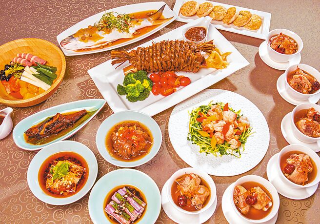 家宴中餐廳父親節感恩宴，每桌9,800元＋10％，再加碼贈送果汁乙壺、八張百元餐飲抵用券。圖／凱達提供