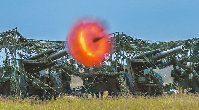 图为国军155公厘榴炮射击。（军闻社）