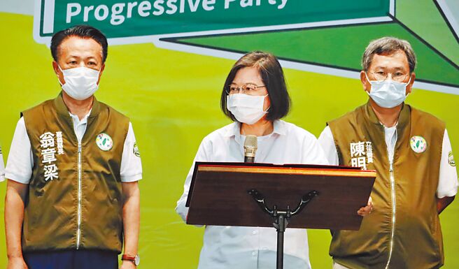 蔡英文总统（中）13日以民进党主席身分到嘉义县，为该党参选人授旗，并提到中国欺负台湾时，竟然还有政党派人去中国，这种作法实在让台湾人很失望。（吕妍庭摄）